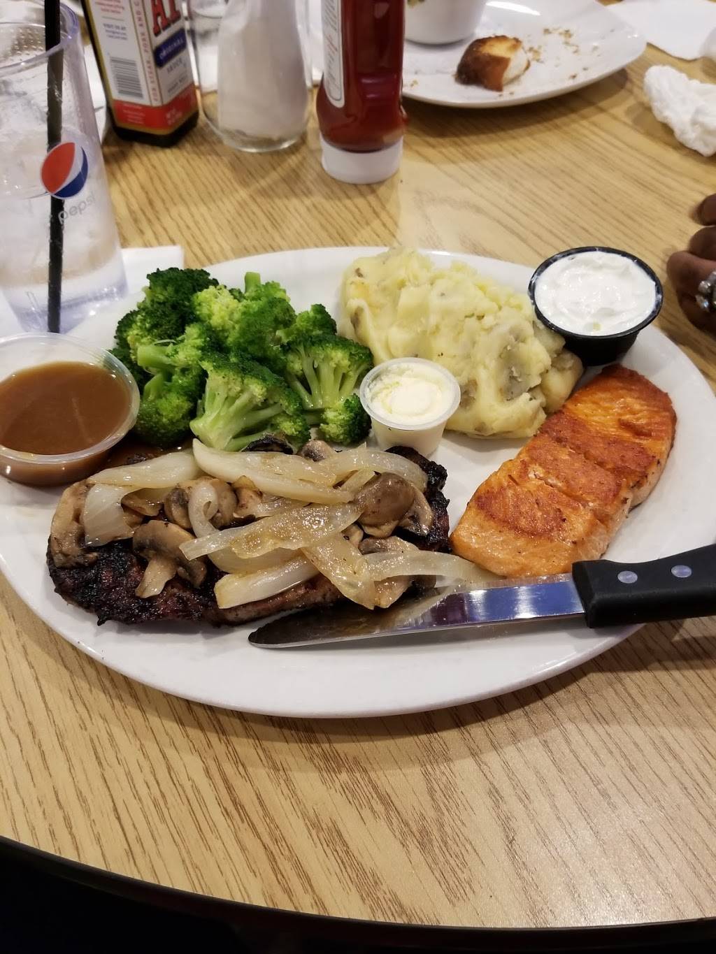 The Reef Seafood & Steak Restaurant | restaurant | 2618 Carpenter Station Rd, Wilmington, DE 19810, USA | 3025291985 OR +1 302-529-1985