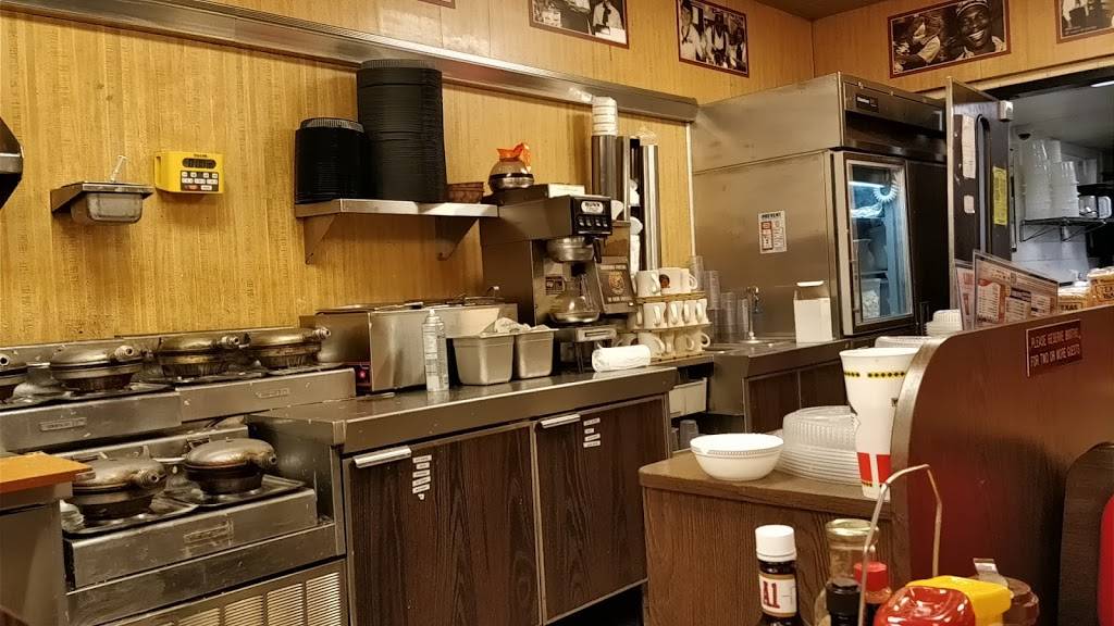 Waffle House | meal takeaway | 1620 Kentucky Mills Dr, Jeffersontown, KY 40299, USA | 5022665274 OR +1 502-266-5274