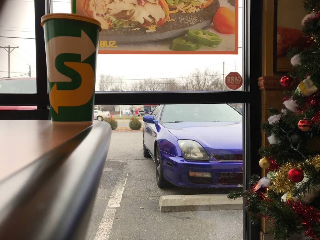 Subway | restaurant | 10500 Dixie Hwy, Louisville, KY 40272, USA | 5029358058 OR +1 502-935-8058