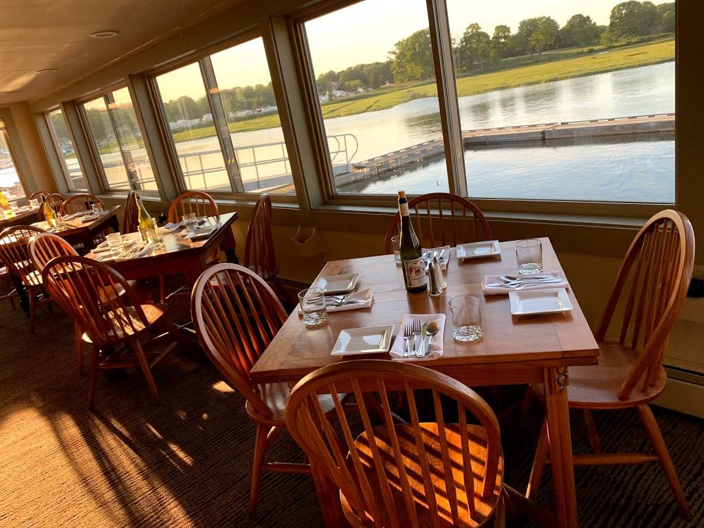 Sheas Riverside Restaurant & Bar | restaurant | 122 Main St, Essex, MA 01929, USA | 9787686931 OR +1 978-768-6931
