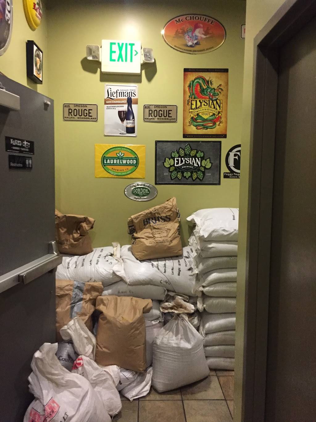 Bleachers Pub | restaurant | 8560 Greenwood Ave N, Seattle, WA 98103, USA | 2067839919 OR +1 206-783-9919