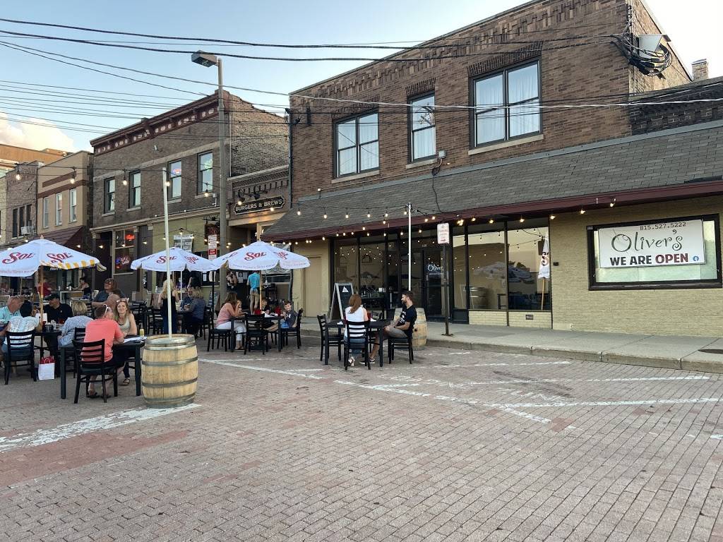 Olivers Bar and Grill | restaurant | 228 Main St, Woodstock, IL 60098, USA | 8155275222 OR +1 815-527-5222