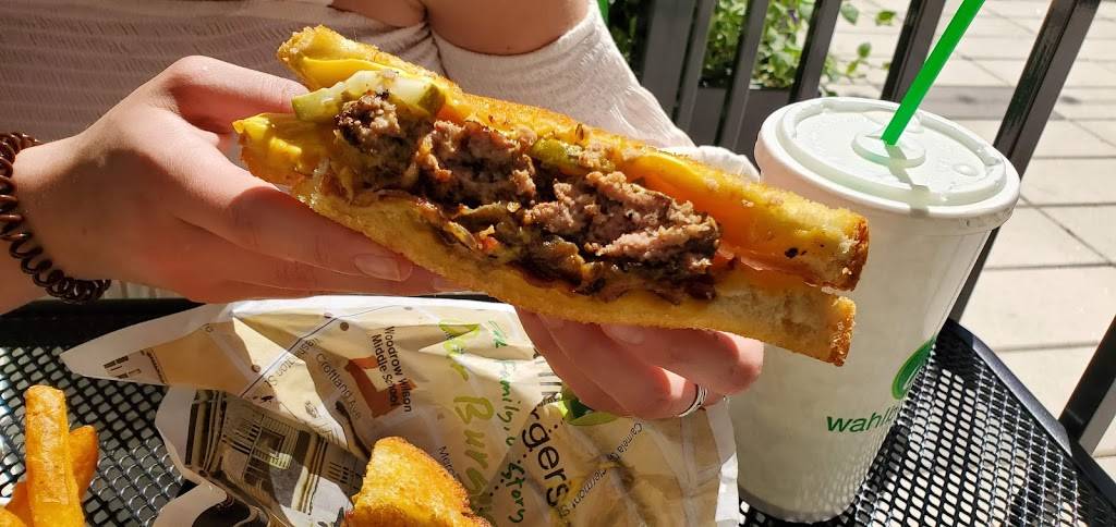 Wahlburgers | restaurant | 9 District Ave, Boston, MA 02125, USA | 6172825300 OR +1 617-282-5300