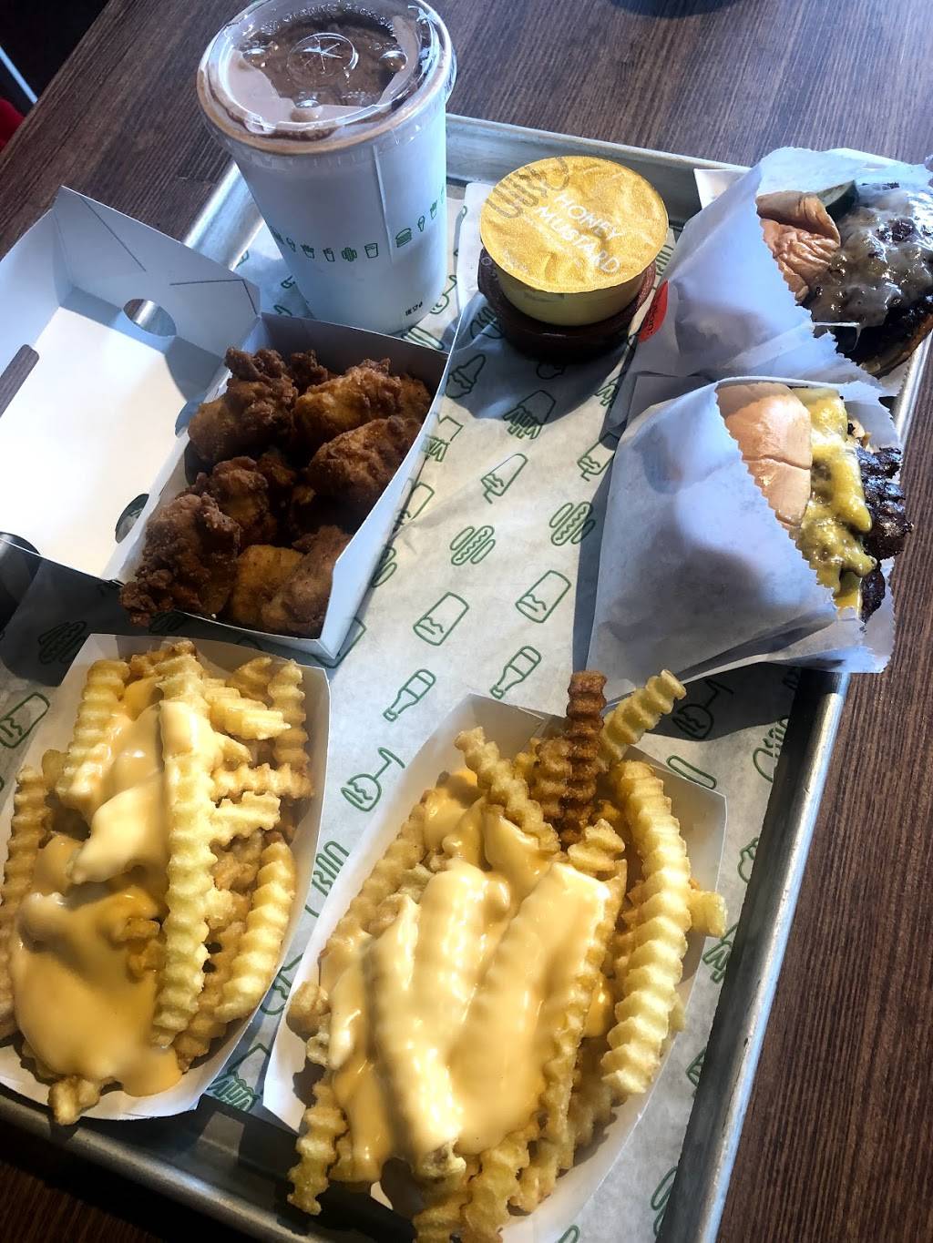 Shake Shack | restaurant | 200 N San Fernando Blvd, Burbank, CA 91502, USA | 7473333040 OR +1 747-333-3040
