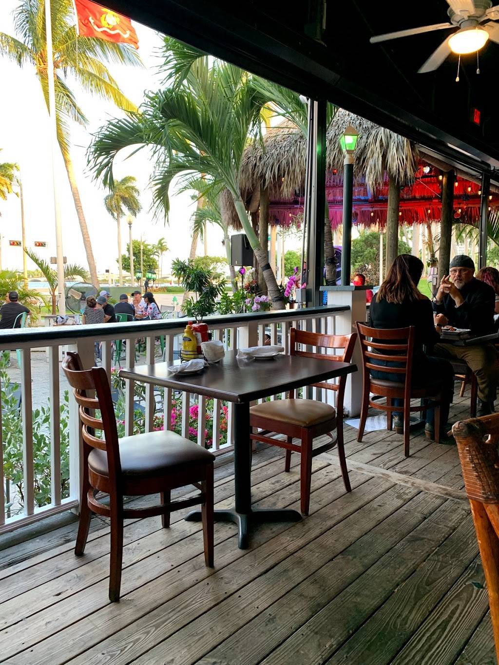 E.R. Bradleys | restaurant | 104 S Clematis St, West Palm Beach, FL 33401, USA | 5618333520 OR +1 561-833-3520