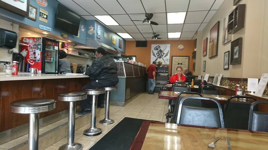 The Gavel Grill | restaurant | 9 Hyatt St, Staten Island, NY 10301, USA | 7188769596 OR +1 718-876-9596