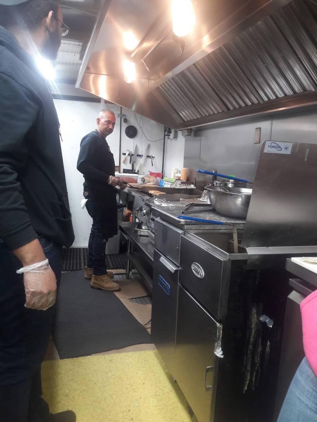 Two Brothers | restaurant | 584 N Main St, Waterbury, CT 06704, USA | 2035191310 OR +1 203-519-1310