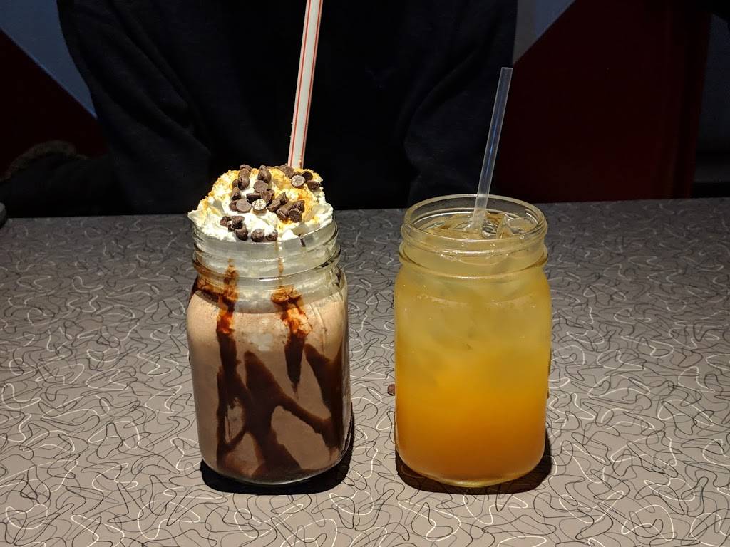 KCs Classic Burger Bar | restaurant | 2459, 625 E Washington St, North Attleborough, MA 02760, USA | 5083160901 OR +1 508-316-0901