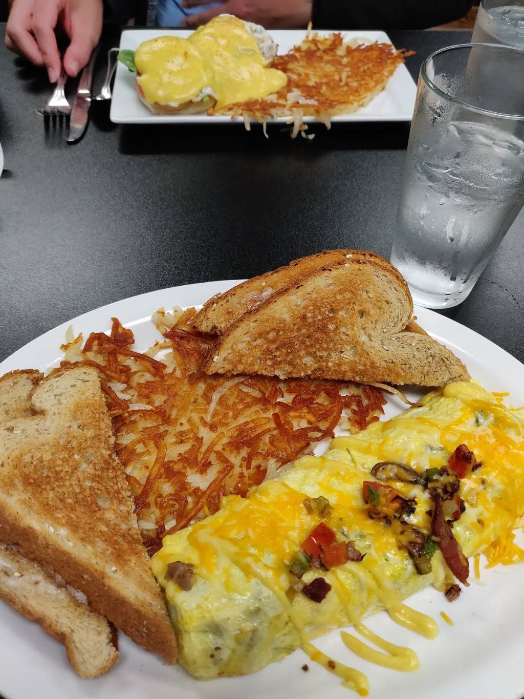 The Social House | restaurant | 4897 Miller Trunk Hwy, Hermantown, MN 55811, USA | 2187278519 OR +1 218-727-8519