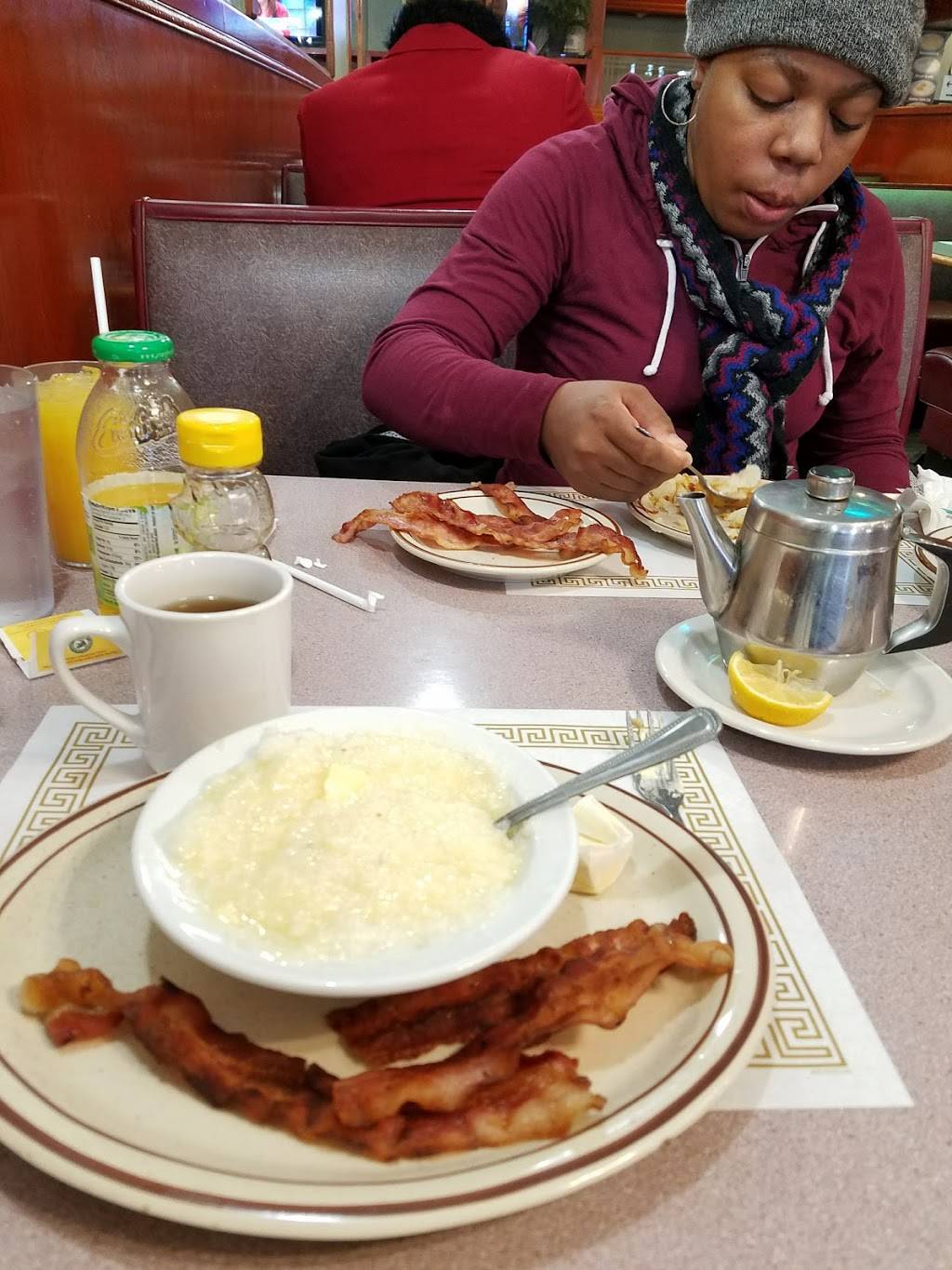 Michael’s Family Restaurant | restaurant | 2220 W Wisconsin Ave, Milwaukee, WI 53233, USA | 4143447333 OR +1 414-344-7333