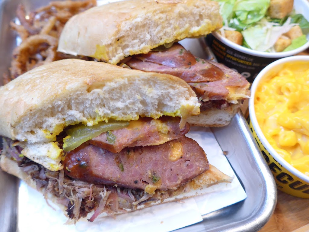 Dickeys Barbecue Pit | restaurant | 850 W Superior St, Chicago, IL 60642, USA | 3124833200 OR +1 312-483-3200