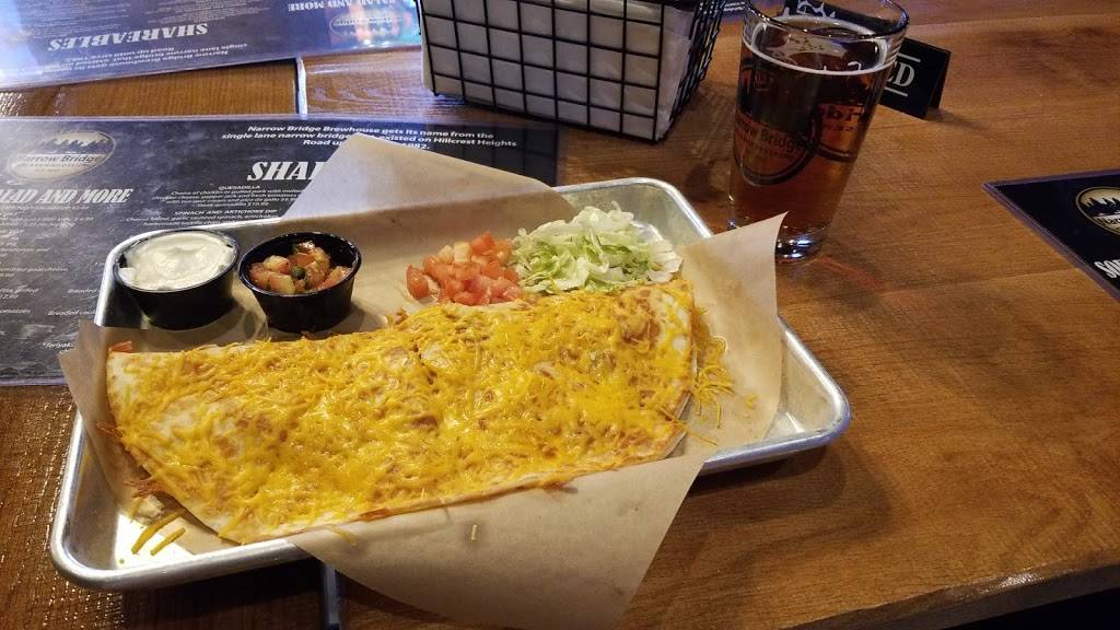 Narrow Bridge Brewhouse | restaurant | 2840 Shawano Ave, Green Bay, WI 54313, USA | 9203934015 OR +1 920-393-4015