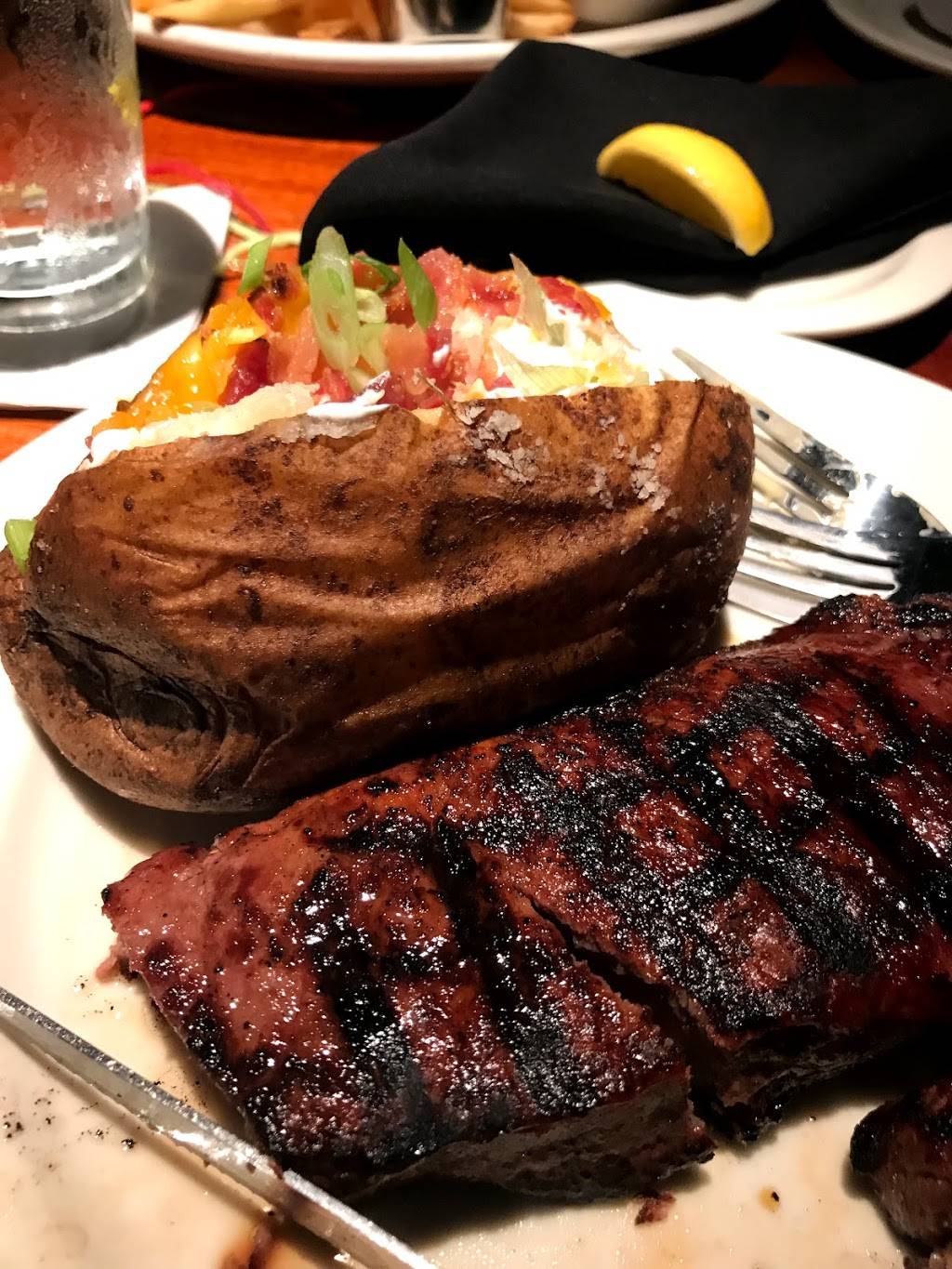 Charlestons Restaurant | restaurant | 6839 S Yale Ave, Tulsa, OK 74136, USA | 9184953511 OR +1 918-495-3511