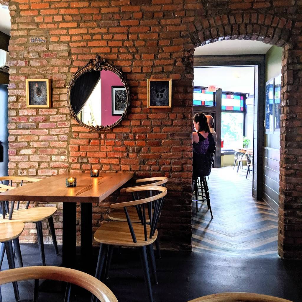 Literary Tavern | restaurant | 1031 Literary Rd, Cleveland, OH 44113, USA | 2168621916 OR +1 216-862-1916