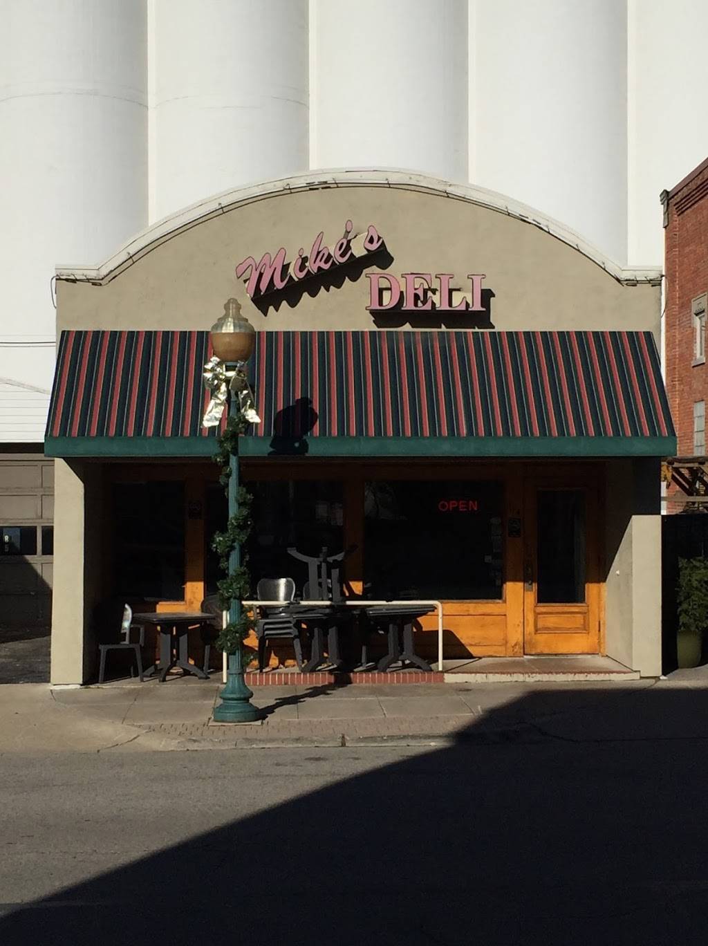 Mikes Deli | restaurant | 114 W Middle St, Chelsea, MI 48118, USA | 7344755980 OR +1 734-475-5980