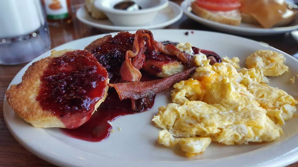 Cracker Barrel Old Country Store | restaurant | 13833 W Hillsborough Ave, Tampa, FL 33635, USA | 8138554200 OR +1 813-855-4200