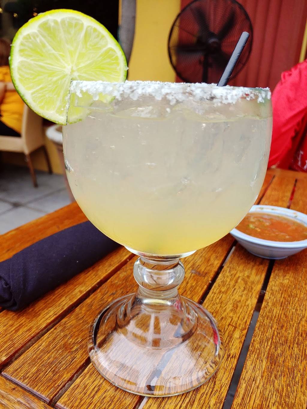 Tres Hombres Long Bar & Grill | restaurant | 100 Broadway St, Chico, CA 95928, USA | 5303420425 OR +1 530-342-0425