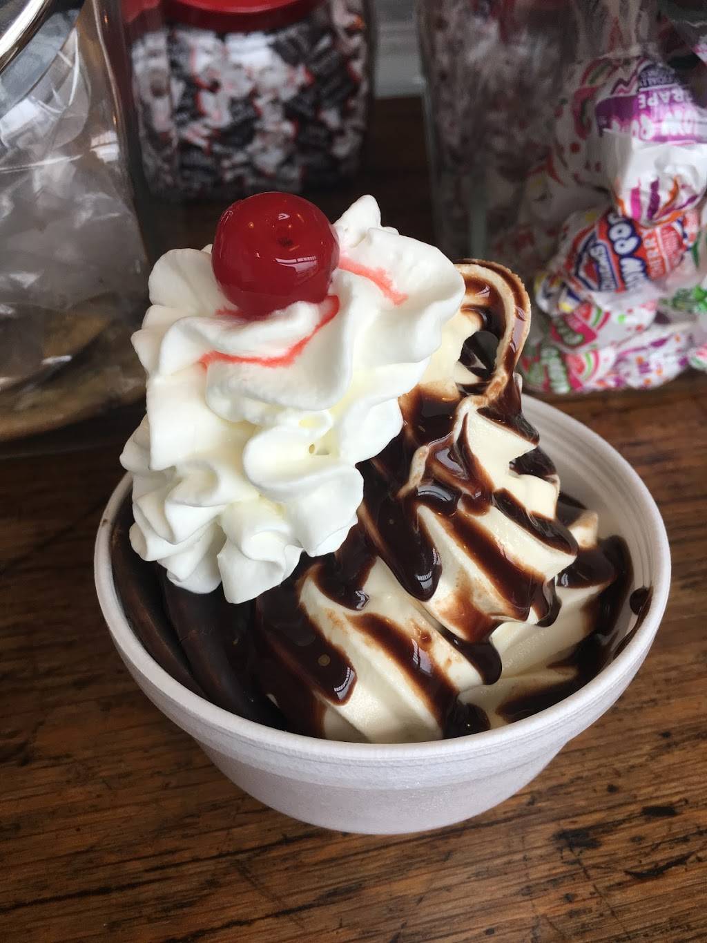 Dairy Bar of Carrollton, Inc. | restaurant | 334 5th St, Carrollton, IL 62016, USA | 2179423841 OR +1 217-942-3841