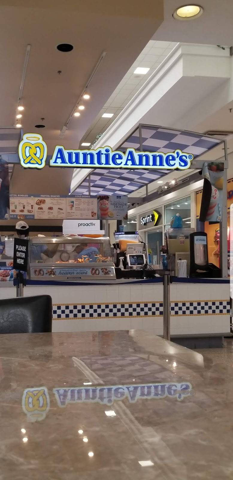 Auntie Annes | restaurant | 2201 W War Memorial Dr, Peoria, IL 61613, USA | 3096883983 OR +1 309-688-3983