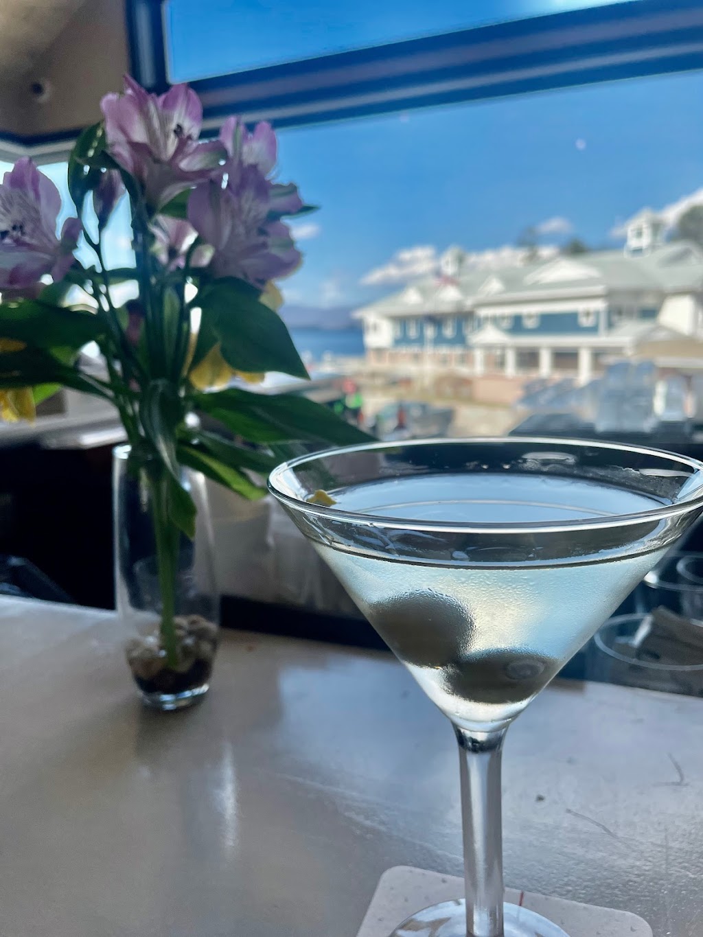 The Breeze | restaurant | 25 Dock Rd, Gilford, NH 03249, USA | 6032938833 OR +1 603-293-8833