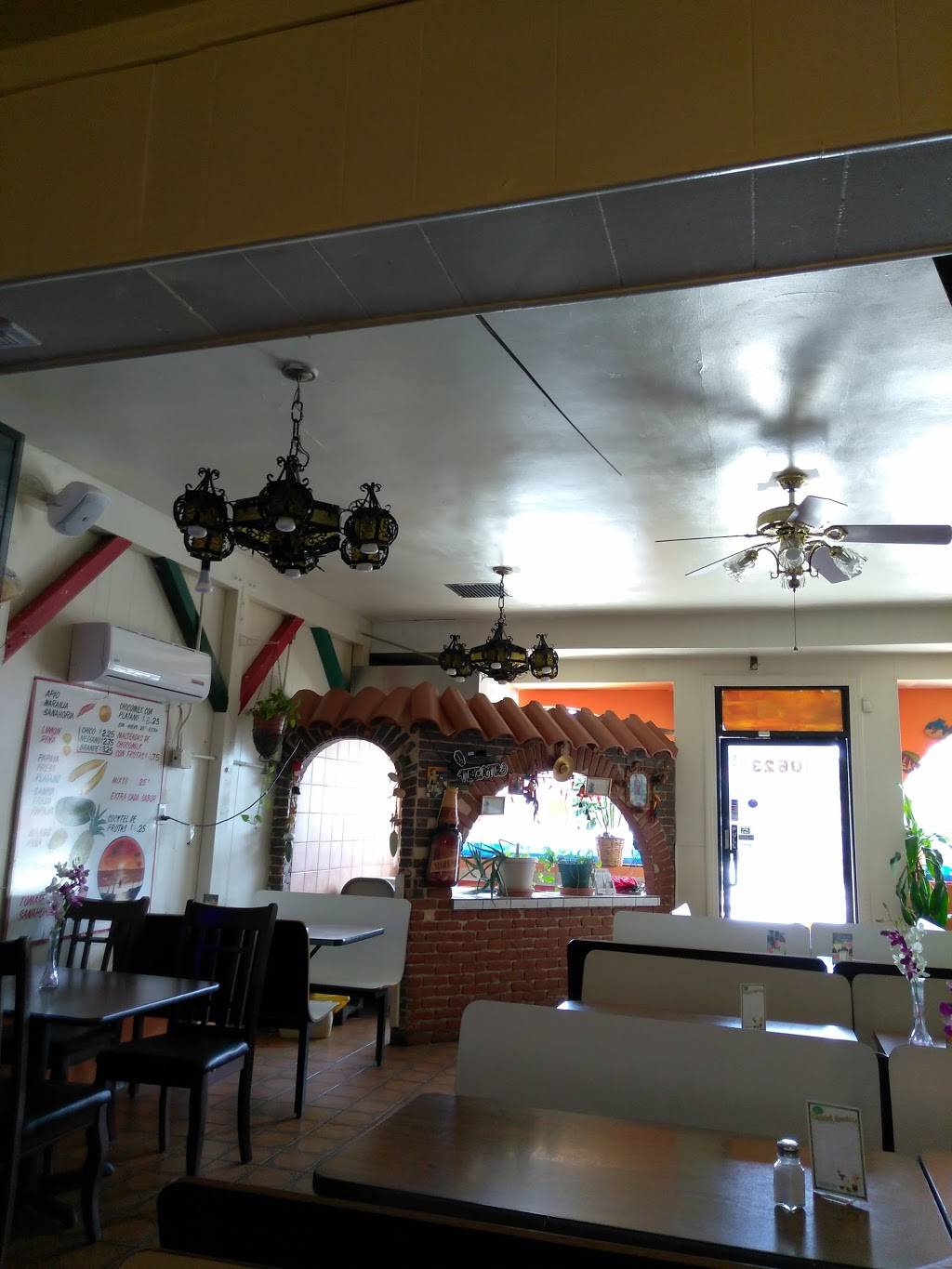 La Perla | restaurant | 10623 Prairie Ave, Inglewood, CA 90303, USA | 3106775277 OR +1 310-677-5277