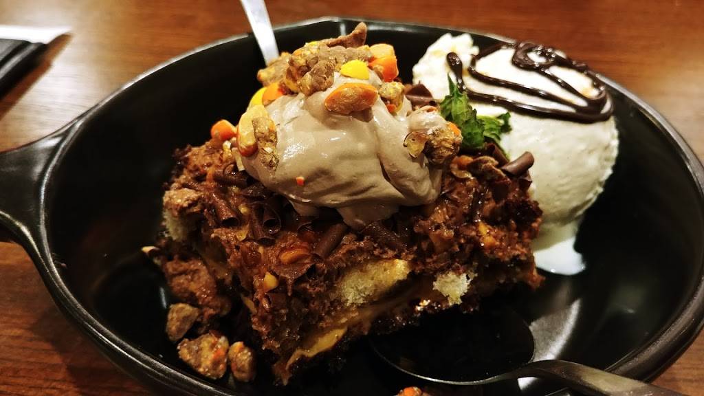 TGI Fridays | restaurant | 2100 W White Oaks Dr, Springfield, IL 62704, USA | 2176981900 OR +1 217-698-1900