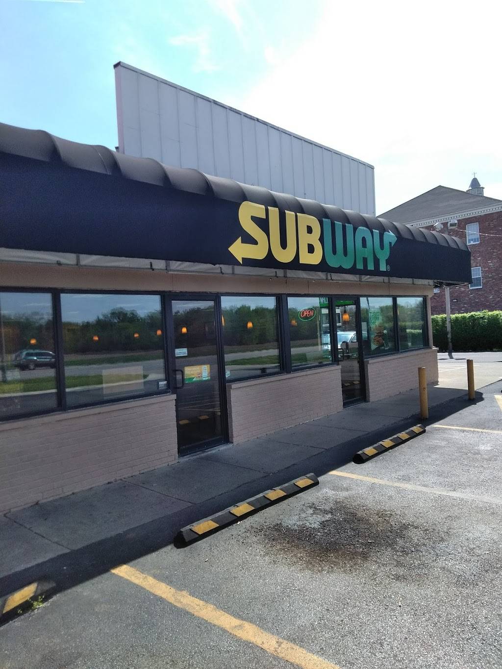Subway | restaurant | 1411 E Mound Rd, Decatur, IL 62526, USA | 2178770978 OR +1 217-877-0978