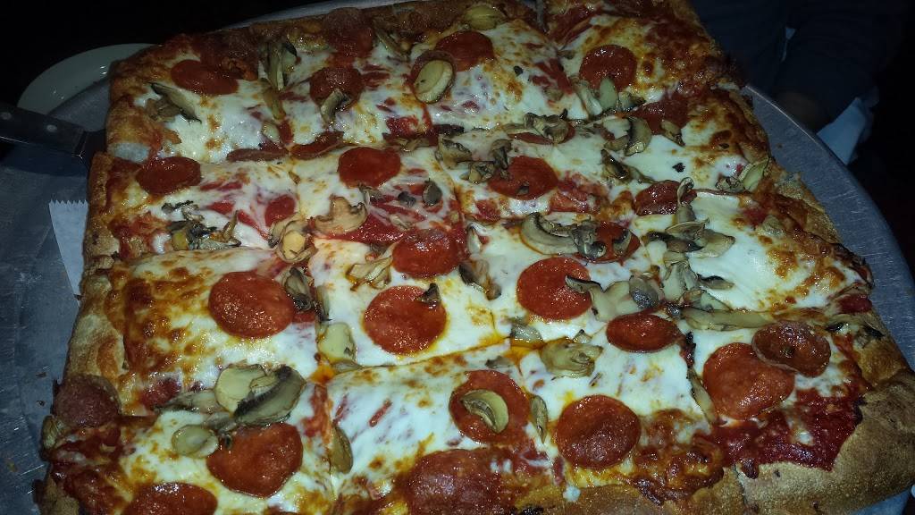 Lucianos Restaurant | restaurant | 1212 Long Run Rd, White Oak, PA 15131, USA | 4126727428 OR +1 412-672-7428