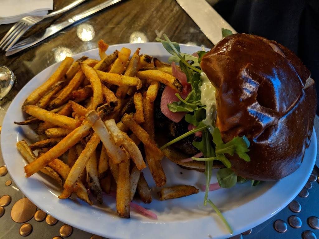 Flat Iron Tap | restaurant | 2007, 150 Center St, Lake Geneva, WI 53147, USA | 2628124064 OR +1 262-812-4064