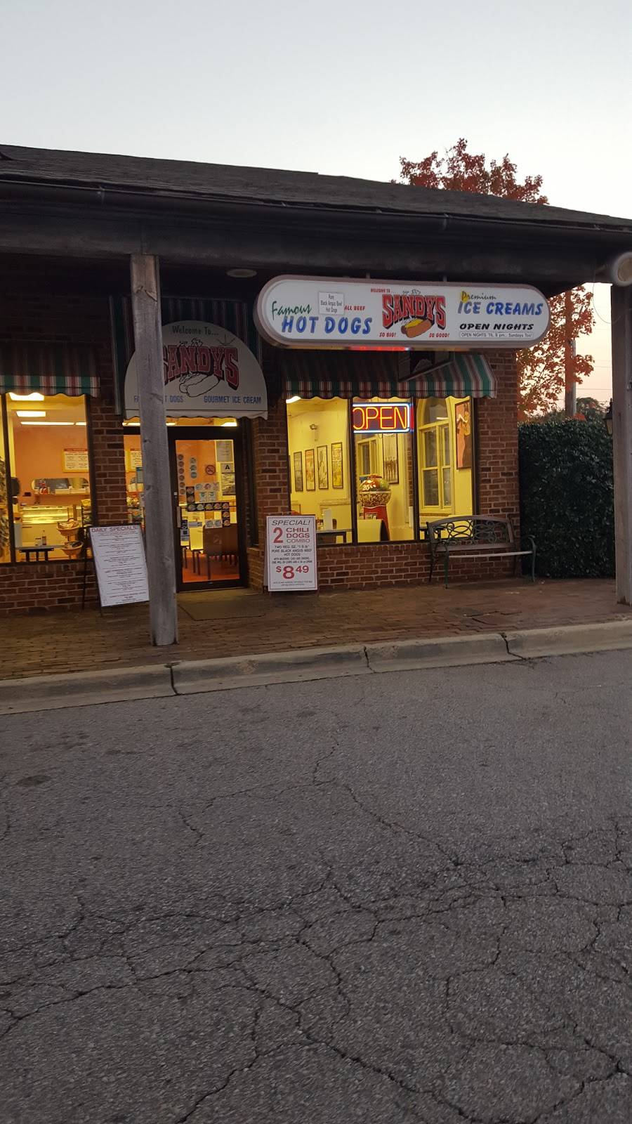 Sandys Famous Hot Dogs | restaurant | 612 St Andrews Rd, Columbia, SC 29210, USA | 8037728617 OR +1 803-772-8617