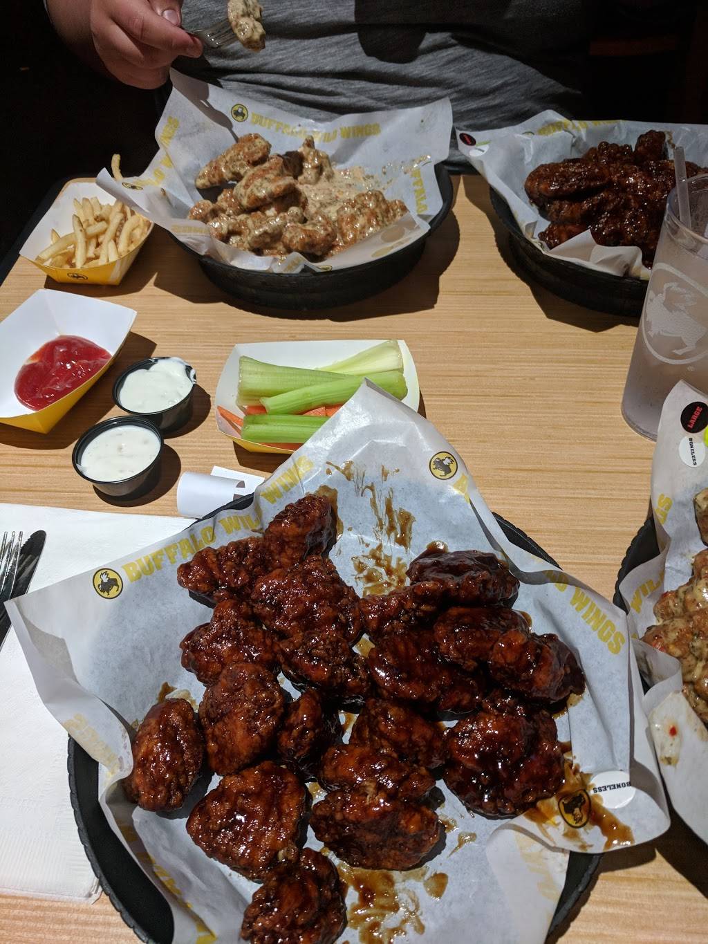 Buffalo Wild Wings | restaurant | 2466 Sycamore Rd, DeKalb, IL 60115, USA | 8157549299 OR +1 815-754-9299