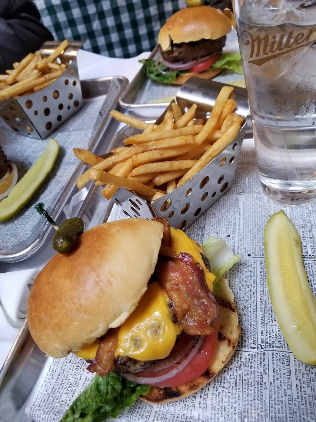 Finnegans | restaurant | 5 Wall St, Huntington, NY 11743, USA | 6314239696 OR +1 631-423-9696