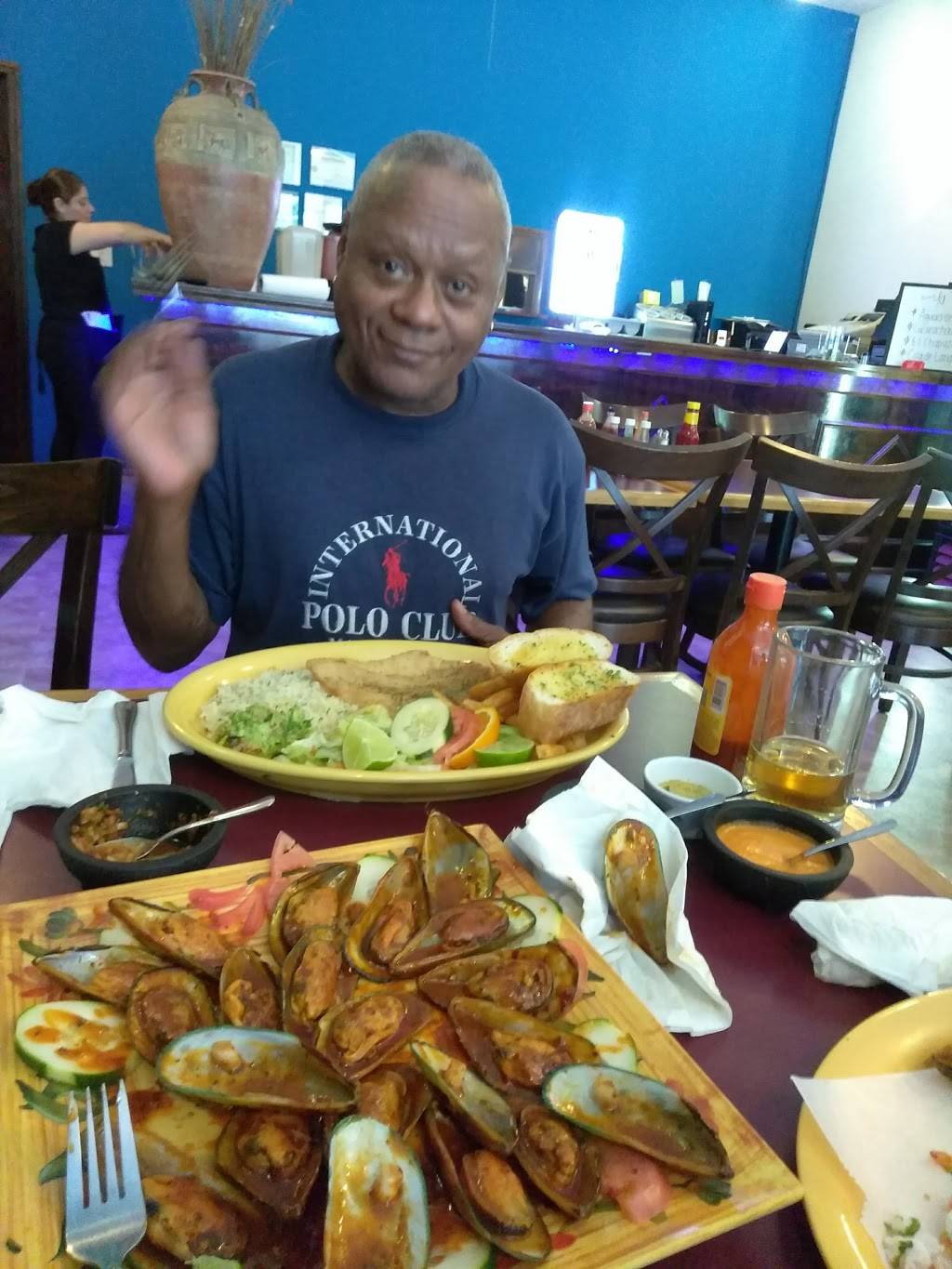 El Pulpo Loco Restaurant | restaurant | 6619 N Clark St, Chicago, IL 60626, USA | 7732742241 OR +1 773-274-2241