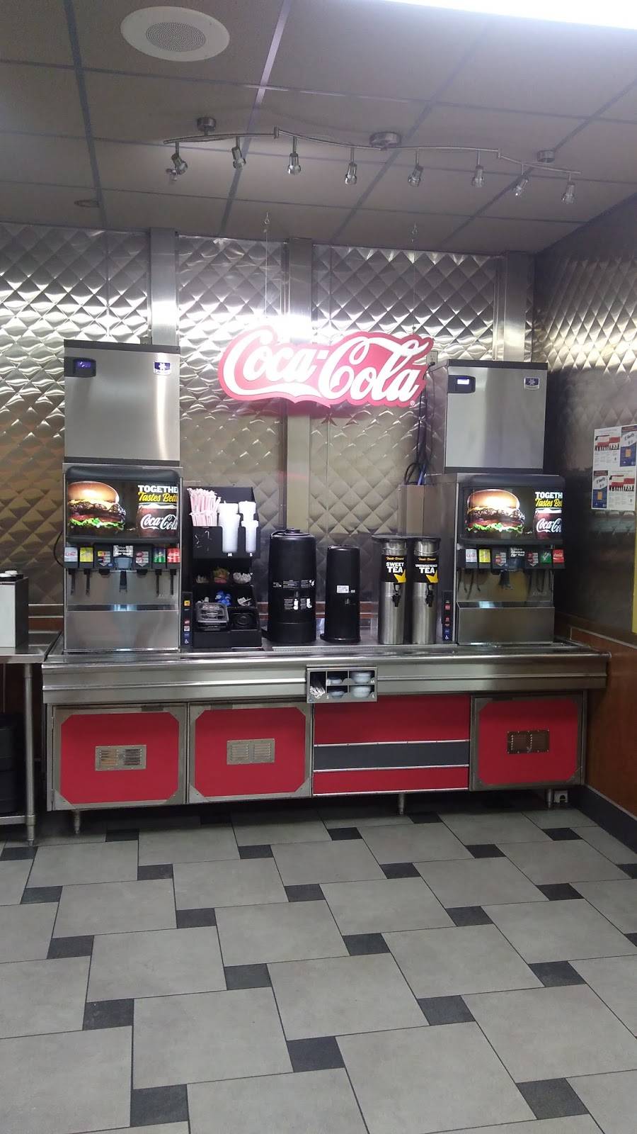 Hardees | restaurant | 1910 E Capitol Dr, Appleton, WI 54911, USA | 9207392844 OR +1 920-739-2844