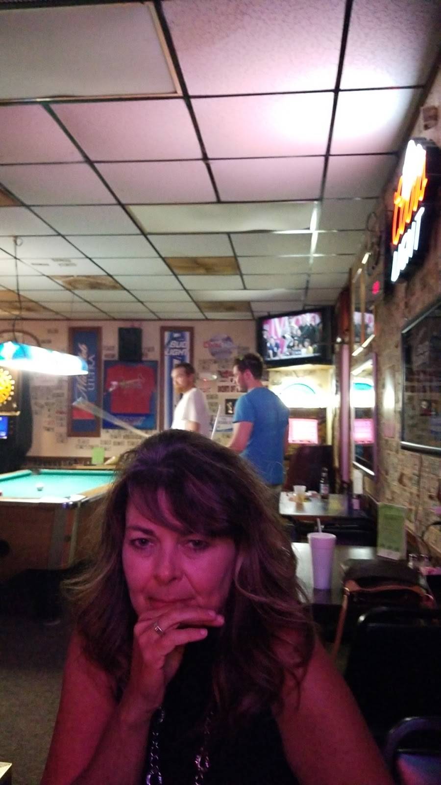 Robbie Ds Restaurant & Bar | restaurant | 1803 US-60, Dexter, MO 63841, USA | 5736242288 OR +1 573-624-2288