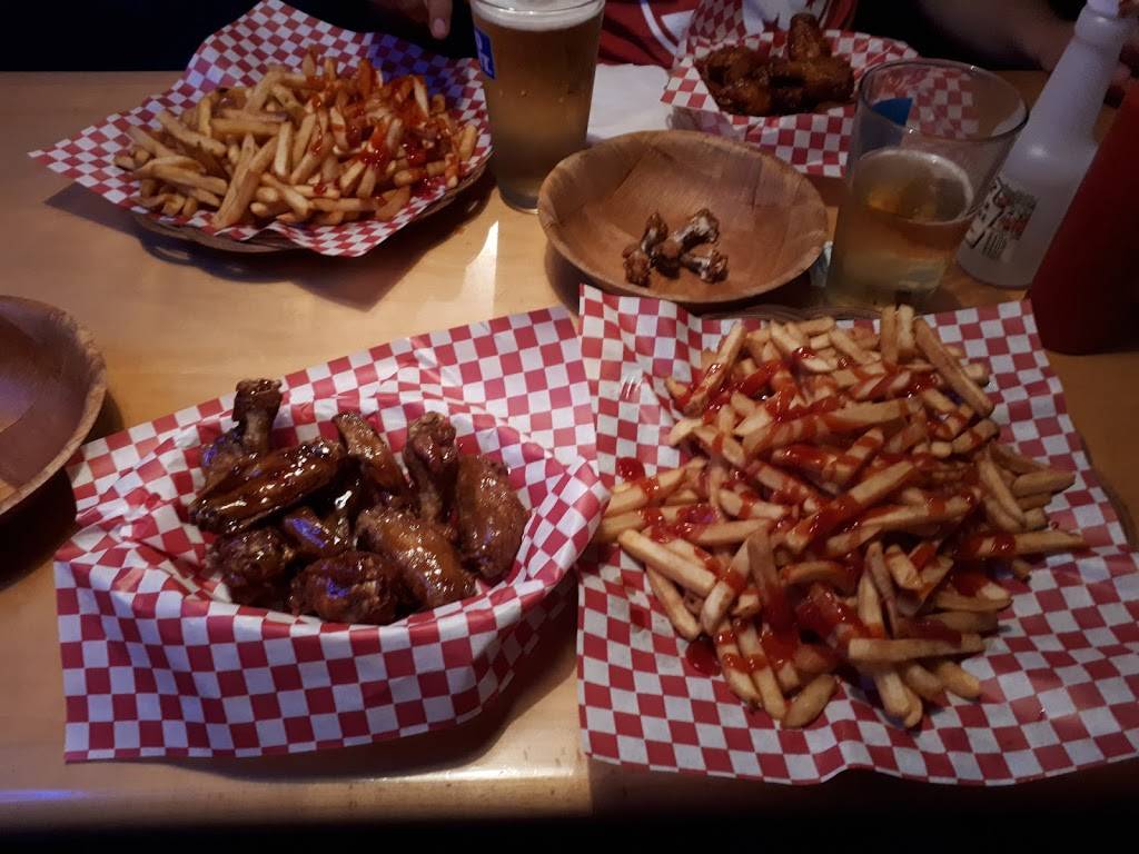 Moes Tap & Wings | restaurant | 190 Main St E, Port Colborne, ON L3K 1S6, Canada | 9058351963 OR +1 905-835-1963