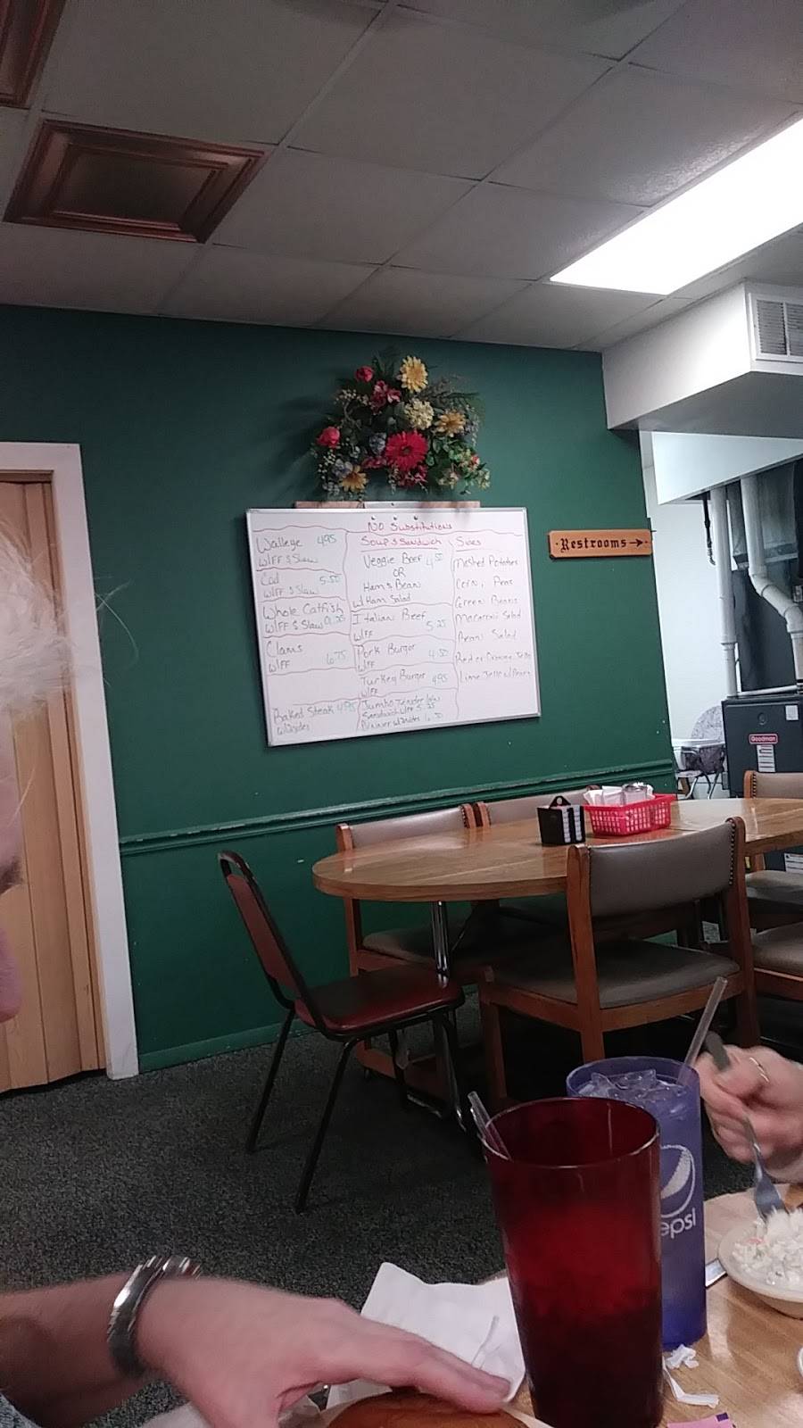 Clares | restaurant | 2502 E William St, Decatur, IL 62521, USA | 2174283437 OR +1 217-428-3437