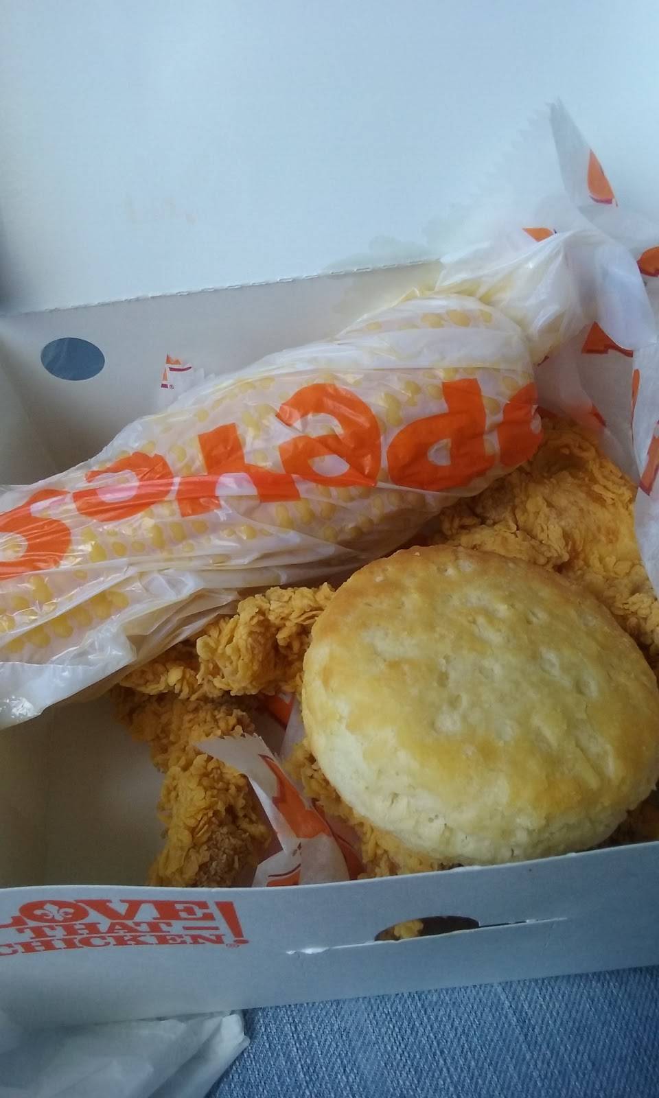 Popeyes Louisiana Kitchen | restaurant | 3021 W 16th St, Indianapolis, IN 46222, USA | 3179171468 OR +1 317-917-1468