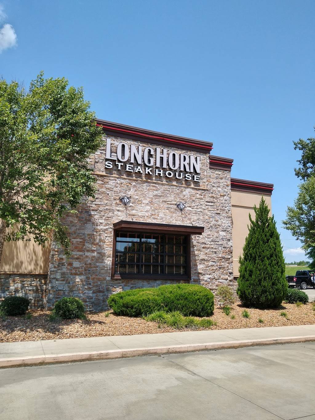 LongHorn Steakhouse | meal takeaway | 114 Laurel Park Cove, Flowood, MS 39232, USA | 6019365759 OR +1 601-936-5759