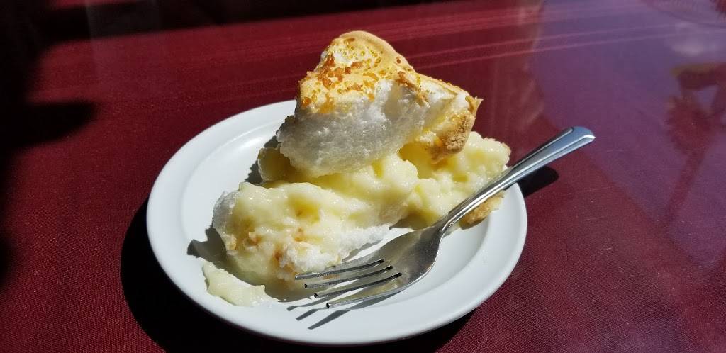 Carolyns Essenhaus | restaurant | 104 Main St, Arlington, KS 67514, USA | 6205384711 OR +1 620-538-4711