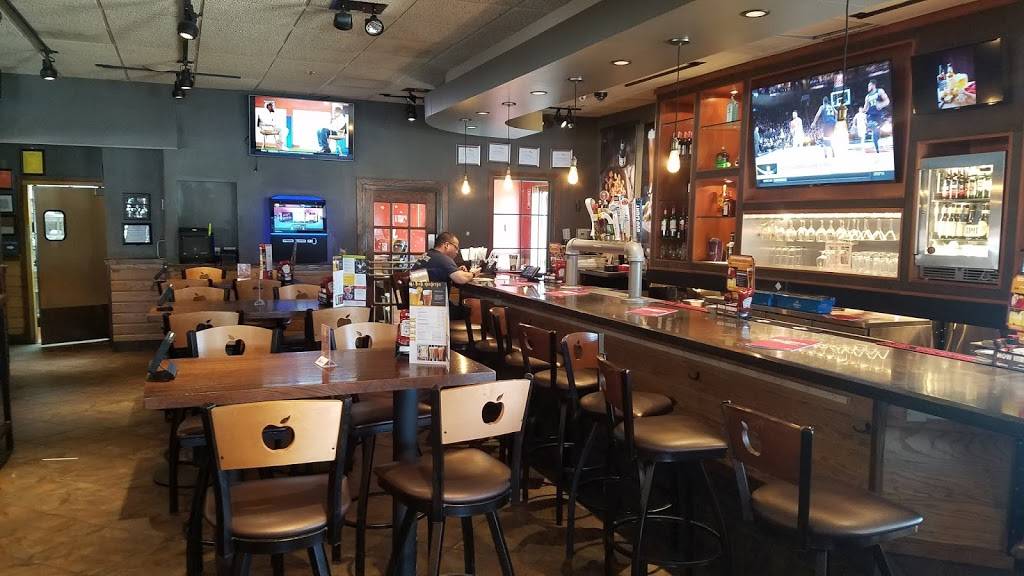 Applebees Grill + Bar | restaurant | 10 Shining Willow Way, La Plata, MD 20646, USA | 3015394945 OR +1 301-539-4945