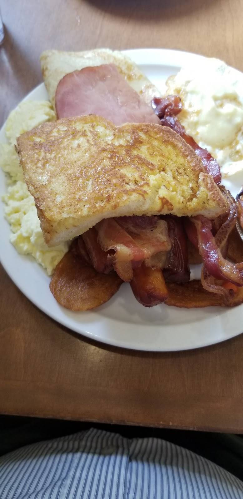 Buffet des Continents de Québec | restaurant | 4250 1re Ave #26, Quebec City, QC G1H 2S5, Canada | 4186219999 OR +1 418-621-9999