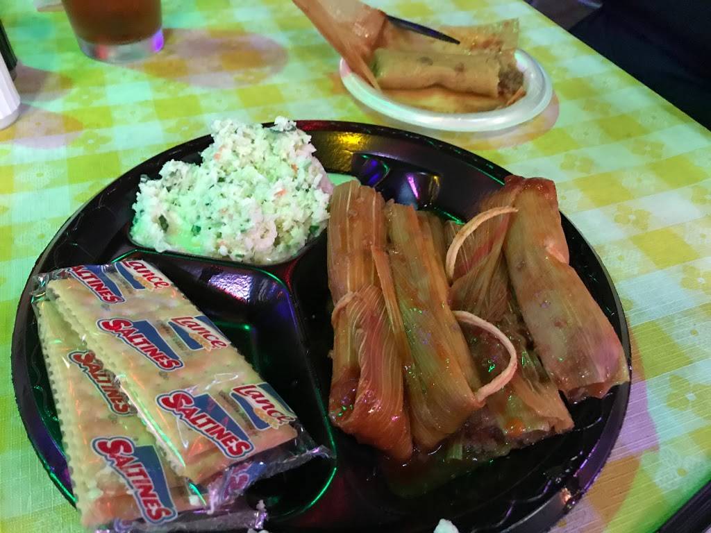 Champys Famous Fried Chicken | restaurant | 120 W E 2nd St, Muscle Shoals, AL 35661, USA | 2563899985 OR +1 256-389-9985