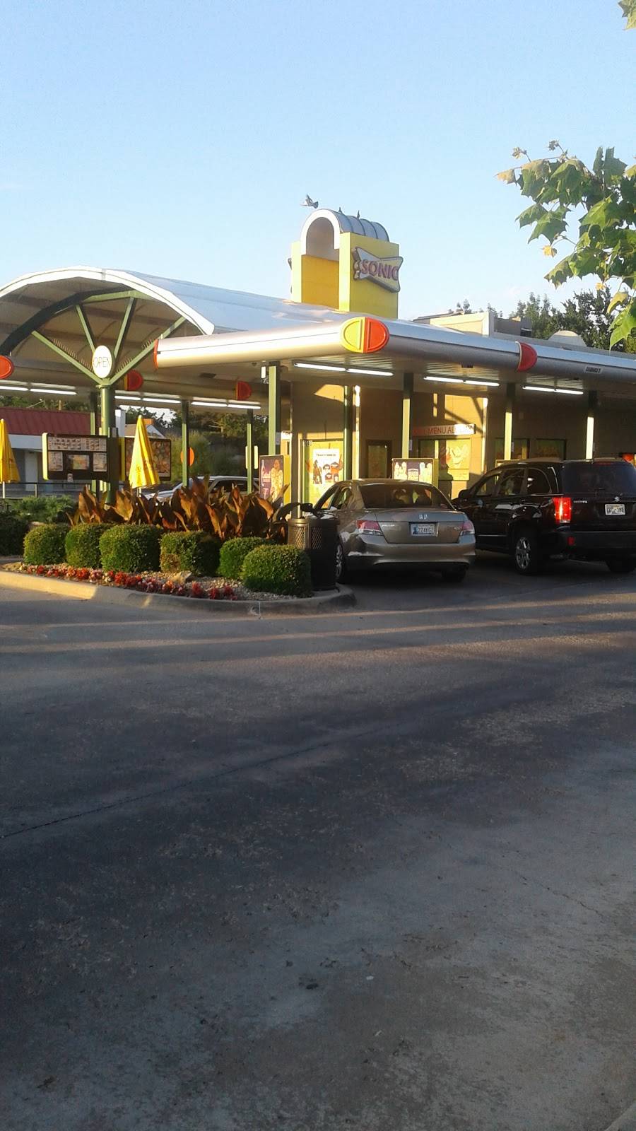 Sonic Drive-In | restaurant | 7640 N May Ave, Oklahoma City, OK 73116, USA | 4058487557 OR +1 405-848-7557