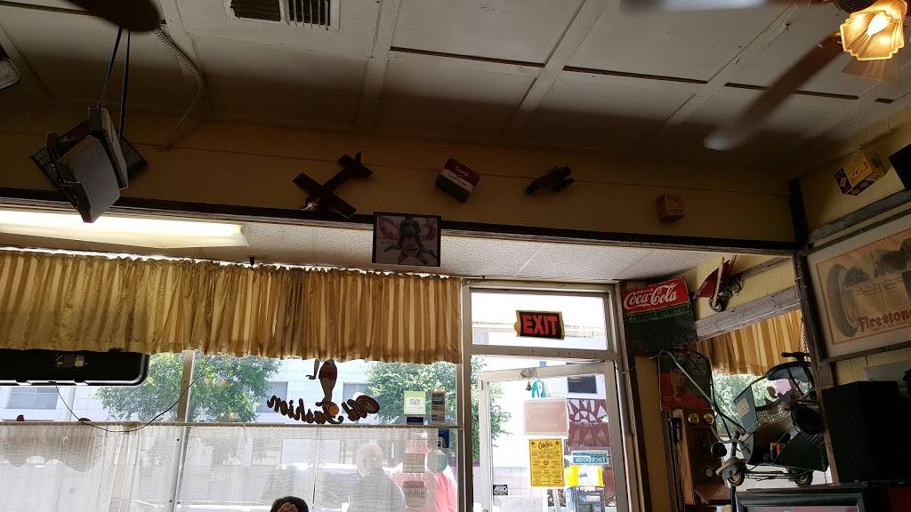 Candys Old Fashion Burgers | restaurant | 115 S Flores St, San Antonio, TX 78204, USA | 2102229659 OR +1 210-222-9659