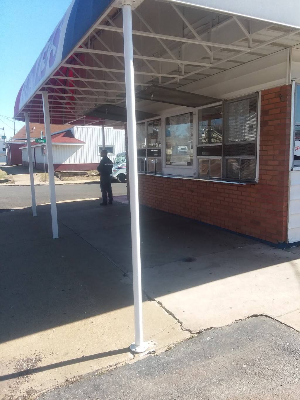 Ernie’s Dairy Dream | restaurant | 2600 SW Jefferson Ave, Peoria, IL 61605, USA | 3096730240 OR +1 309-673-0240