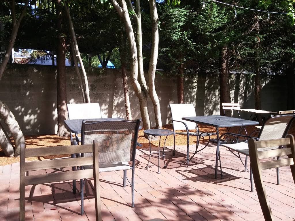 Arayas Place | restaurant | 2808 E Madison St, Seattle, WA 98112, USA | 2064026634 OR +1 206-402-6634