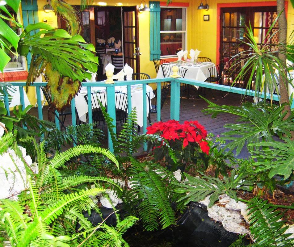 The Real Macaw Restaurant | restaurant | 3275 Bayshore Dr, Naples, FL 34112, USA | 2397321188 OR +1 239-732-1188