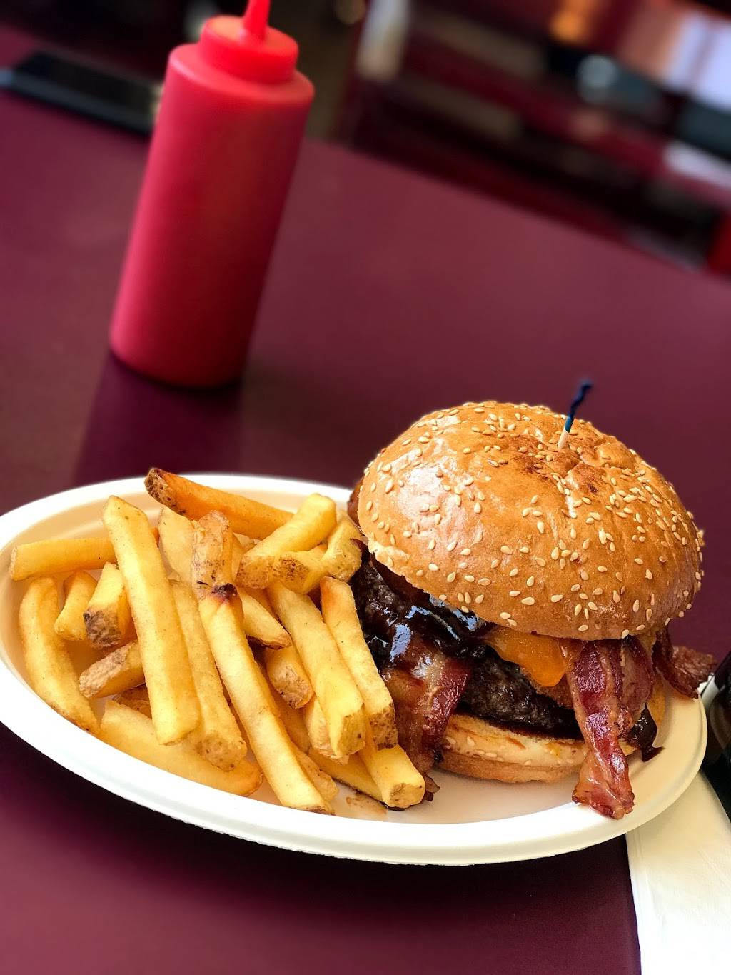 Thumbs Up Burgers & Deli | restaurant | 8465 Old Redwood Hwy #300, Windsor, CA 95492, USA | 7078377443 OR +1 707-837-7443