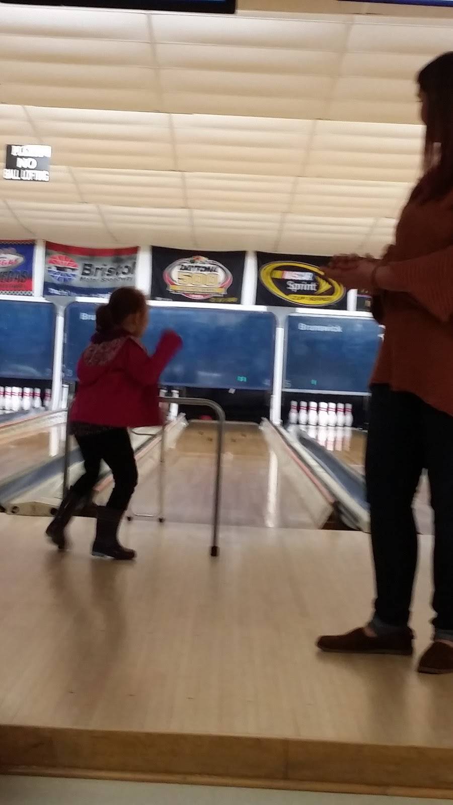 Fast Lanes & Pit Stop Restaurant | restaurant | 719 W Elm St, Hoopeston, IL 60942, USA | 2172836505 OR +1 217-283-6505